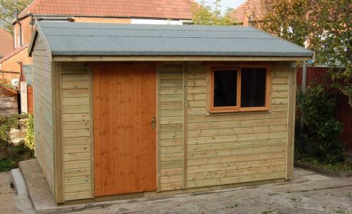 A Standard Warwick Buildings Workroom featuring the Standard Garage Window and a framed personal door. Standard, quality Green Mineral Felt to the roof completes the building